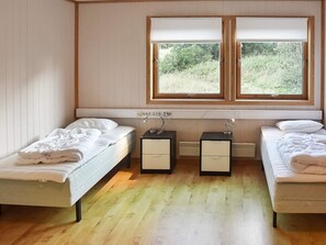 6 bedrooms, individually furnished - 12 Person Holiday Home in Oksvoll (Orland)