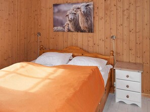 5 bedrooms, individually furnished - 10 Person Holiday Home in Aseral (Aseral)