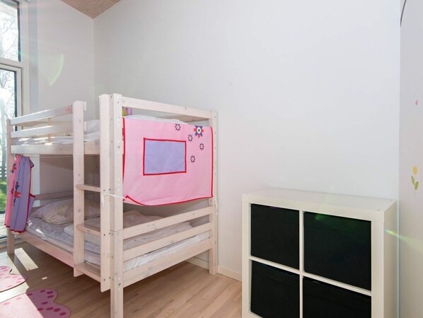 3 bedrooms, cribs/infant beds