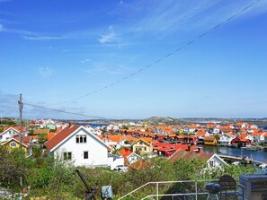 A coastal town with colorful houses and a clear view of the sea. - 2 Person Holiday Home in Gullholmen (Gullholmen)