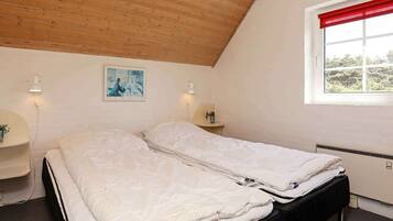 4 bedrooms, cribs/infant beds