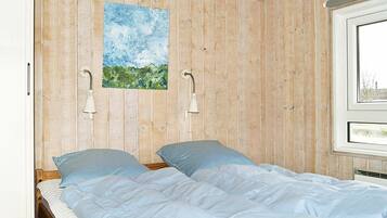 4 bedrooms, cribs/infant beds