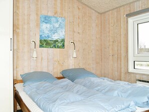 4 bedrooms, cribs/infant beds