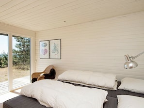 3 bedrooms, cribs/infant beds