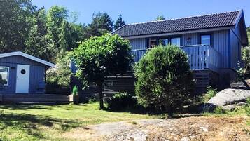 Um imóvel residencial com uma casa grande e um galpão menor.