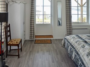 Apartment - 6 Person Holiday Home in Onarheim (Tysnes)