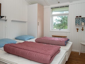 4 bedrooms, cribs/infant beds