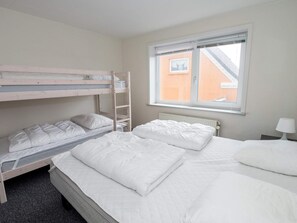 A room with bunk beds, a window with a view, and a radiator. - 6 Person Holiday Home in Thyboron (Thyborøn)