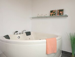Spa treatment - Alluring Holiday Home in Ebeltoft With Whirlpool (Ebeltoft)