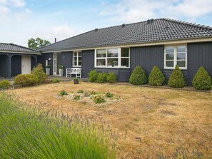 House | Exterior - Alluring Holiday Home in Ebeltoft With Whirlpool (Ebeltoft)
