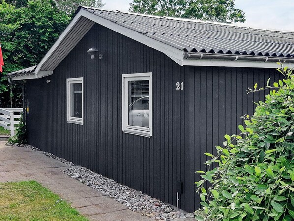 Exterior - Tranquil Holiday Home in Jutland With Terrace (Logstor)