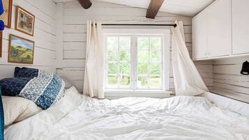 2 bedrooms, cribs/infant beds