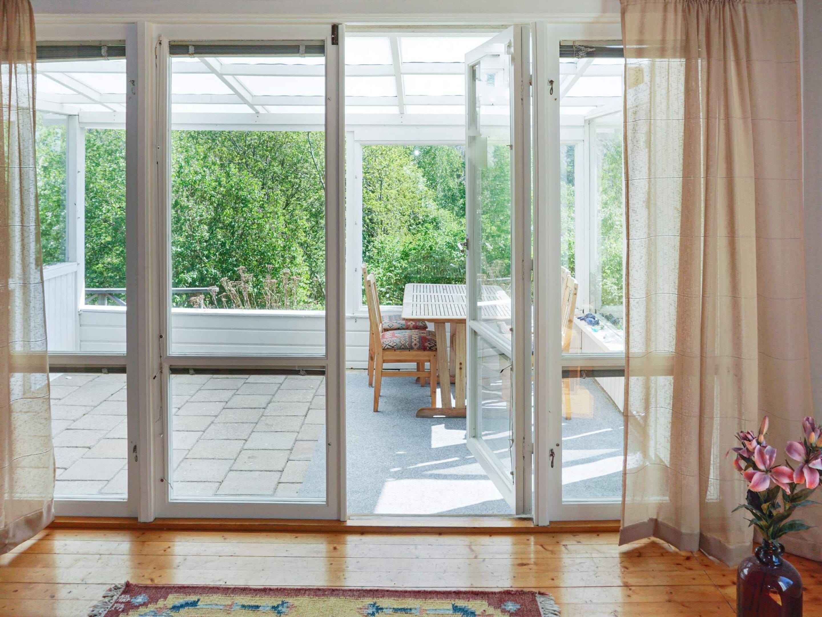 Una habitación con puerta corrediza de vidrio que da a un patio exterior.