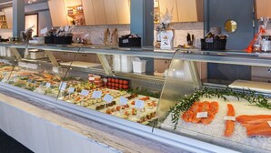 Vitrina con mariscos y pescados diversos, como salmón y camarones, en un restaurante.