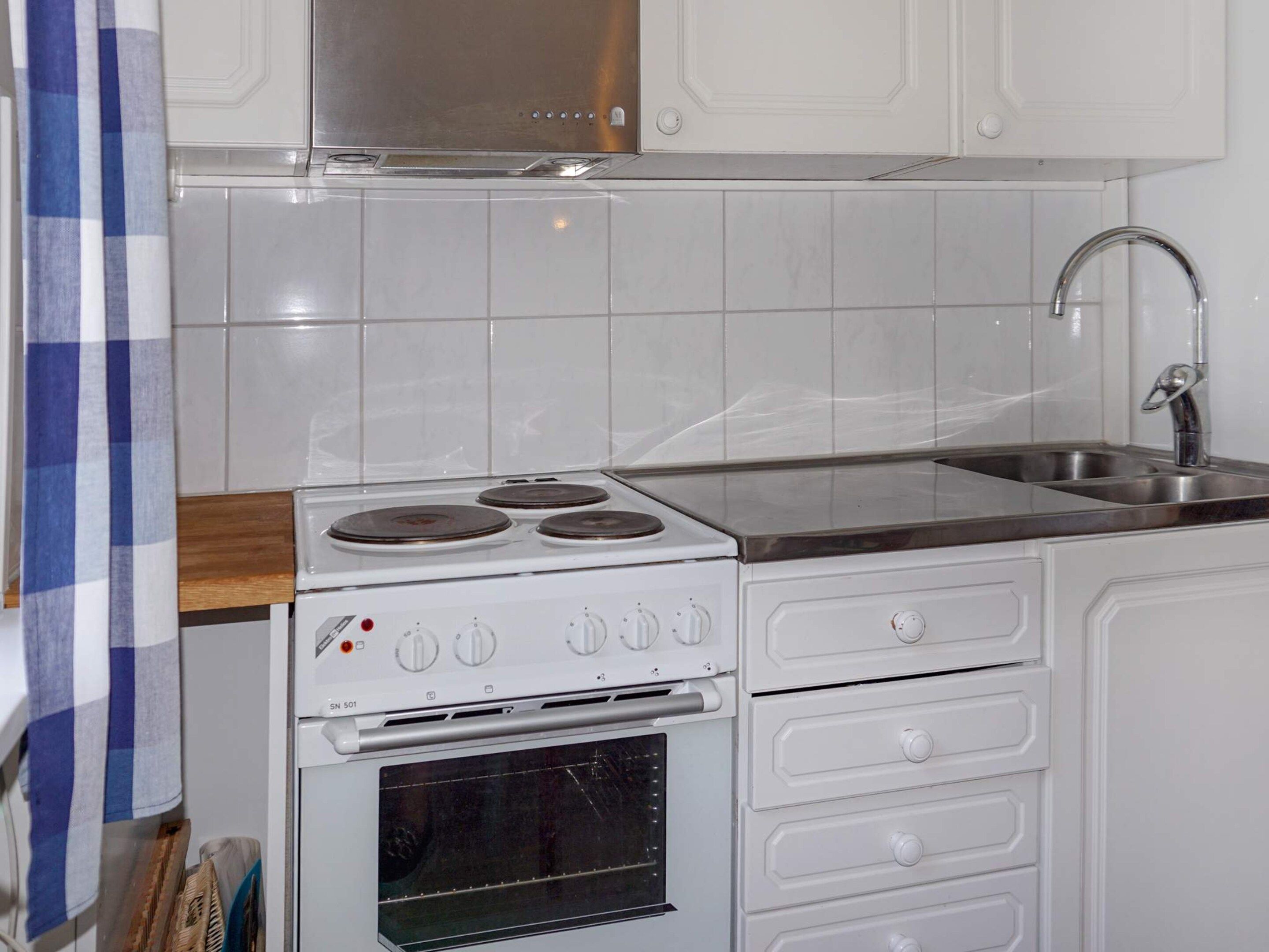 Cuina amb fogó, forn i vàter d'acer inoxidable.