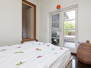 2 bedrooms, cribs/infant beds
