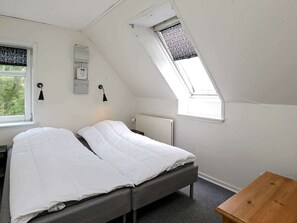 4 bedrooms, cribs/infant beds