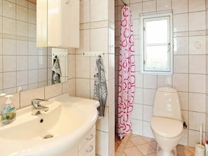 Bathroom - Adorable Holiday Home in Munkebo With Terrace (Munkebo)