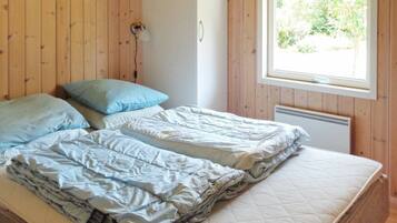 2 bedrooms, cribs/infant beds