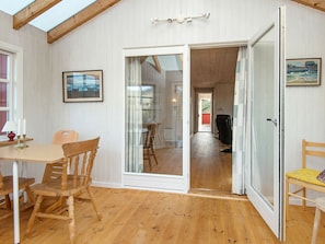 4 bedrooms, cribs/infant beds