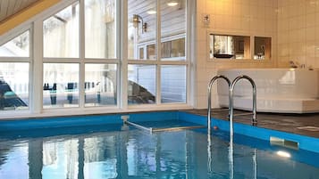 Hus | Basseng | Innendørsbasseng og utendørsbasseng