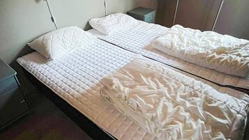5 bedrooms, individually furnished, bed sheets