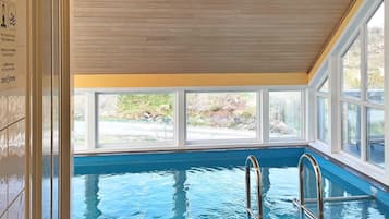 Een binnenzwembad, een buitenzwembad