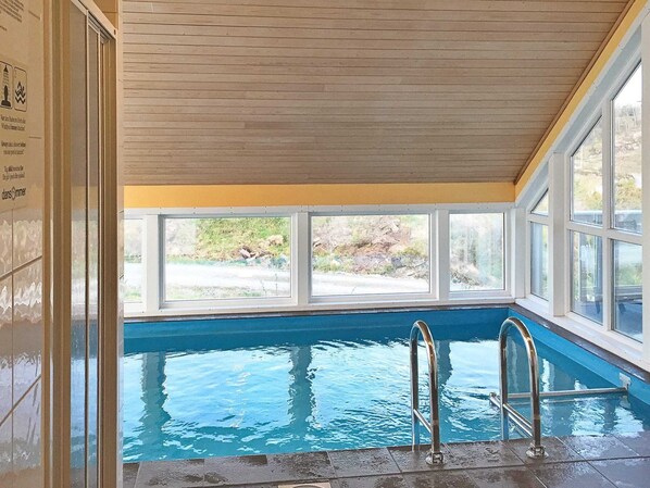 Indoor pool, outdoor pool - Holiday Home in Auklandshamn (Sveio)