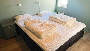 House | 5 bedrooms, individually furnished, bed sheets