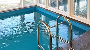 Hus | Basseng | Innendørsbasseng og utendørsbasseng