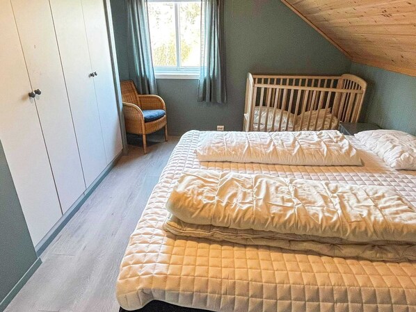 5 camere, con arredamento individuale, lenzuola