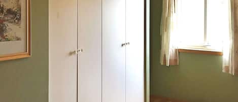 5 habitaciones, muebles diferentes y ropa de cama