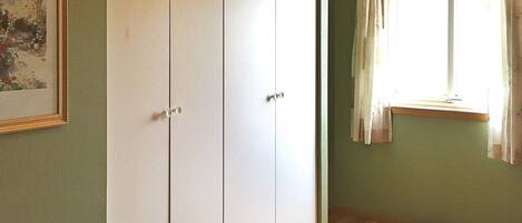 5 habitaciones, muebles diferentes y ropa de cama