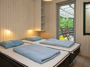 4 bedrooms, cribs/infant beds
