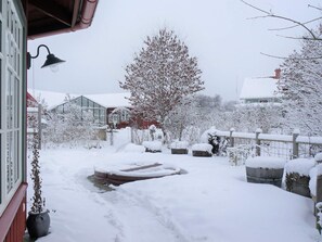 A snowy residential area with a pathway leading to a house. - Holiday Home in Bodafors (Bodafors)