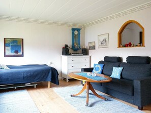 2 Schlafzimmer, individuell eingerichtet