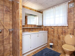 Bathroom - 6 Person Holiday Home in Blavand (Blavand)