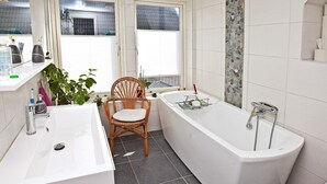 Shower, towels - Holiday Home in Strömstad (Stromstad)
