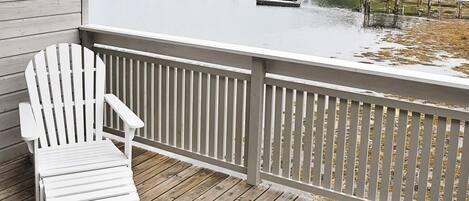 إطلالة على البحيرة