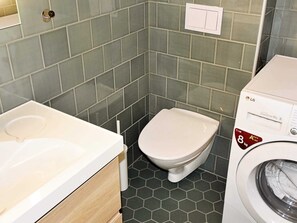 Bathroom - 8 Person Holiday Home in Lesund (Aure)