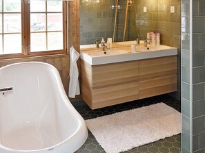 Bathroom - 8 Person Holiday Home in Lesund (Aure)