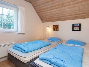 6 bedrooms, cribs/infant beds