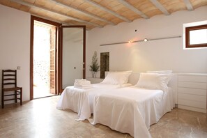 6 quartos, acesso à internet, roupa de cama