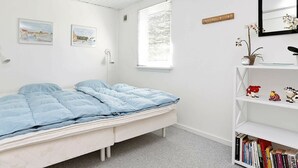 2 makuuhuonetta, vauvansängyt