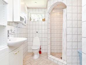 Bathroom - Delightful Holiday Home in Gilleleje near Sea (Gilleleje)