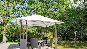 Outdoor dining - Charming Holiday Home in Glesborg Near Sea (Glesborg)