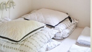 2 bedrooms, cribs/infant beds, individually furnished - Charming Holiday Home in Glesborg Near Sea (Glesborg)