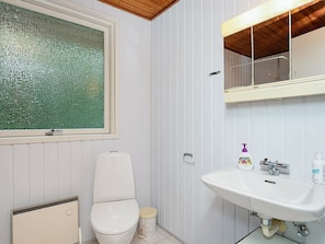 Bathroom - Earthy Holiday Home in Roslev near Sea (Roslev)