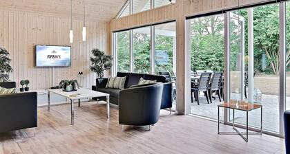 Pet Friendly Holiday Home in Dronningmølle near Sea