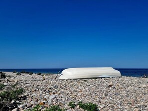 A white tent on a rocky beach with the sea in the background. - Pet Friendly Holiday Home in Dronningmølle near Sea (Dronningmolle)